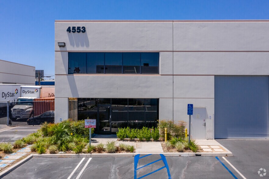 4553-4557 Firestone Blvd, South Gate, CA à louer - Photo de l’immeuble – Image 2 sur 18