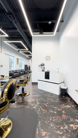 22738 Ford Rd, Dearborn Heights, MI à vendre - Vidéo sur l’annonce professionnelle – Image 2 sur 32