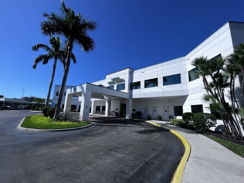 730 Goodlette Rd N, Naples, FL à louer - Photo de l’immeuble – Image 1 sur 4