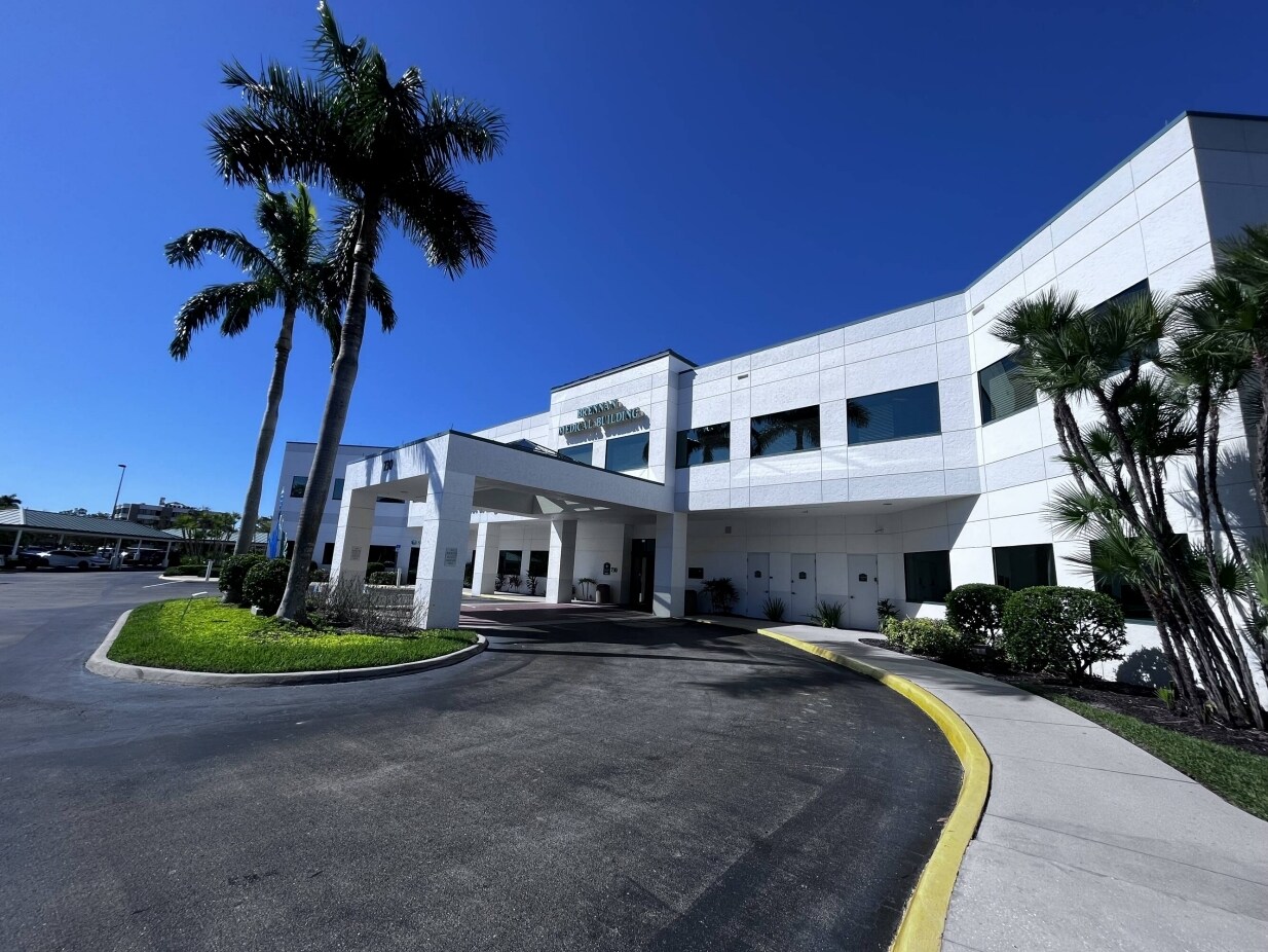 730 Goodlette Rd N, Naples, FL à louer Photo de l’immeuble– Image 1 sur 5
