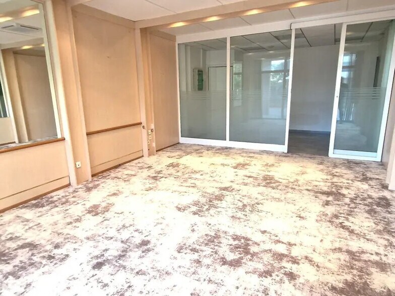 Local commercial dans Saint-Laurent-du-Var à vendre - Photo intérieure – Image 2 sur 3