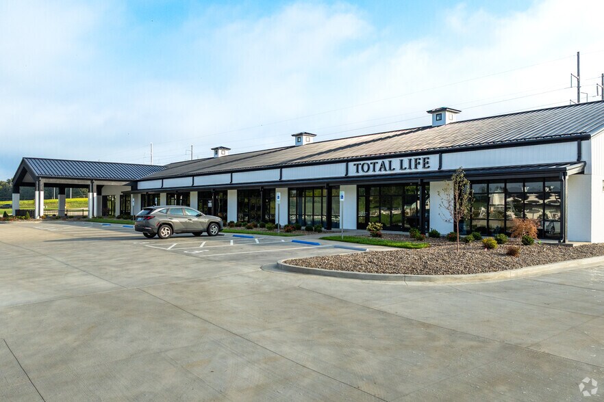 124 Ernest R. Kouma Blvd, Radcliff, KY à louer - Photo de l’immeuble – Image 1 sur 25