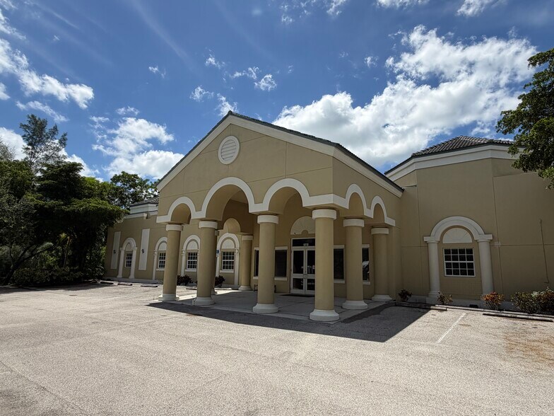 7981 Gladiolus Dr, Fort Myers, FL à vendre - Photo de l’immeuble – Image 2 sur 9