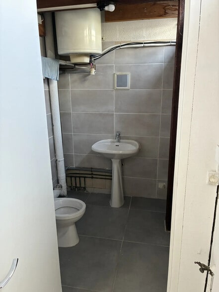 Local commercial dans Fréjus à louer - Photo de l’immeuble – Image 2 sur 4