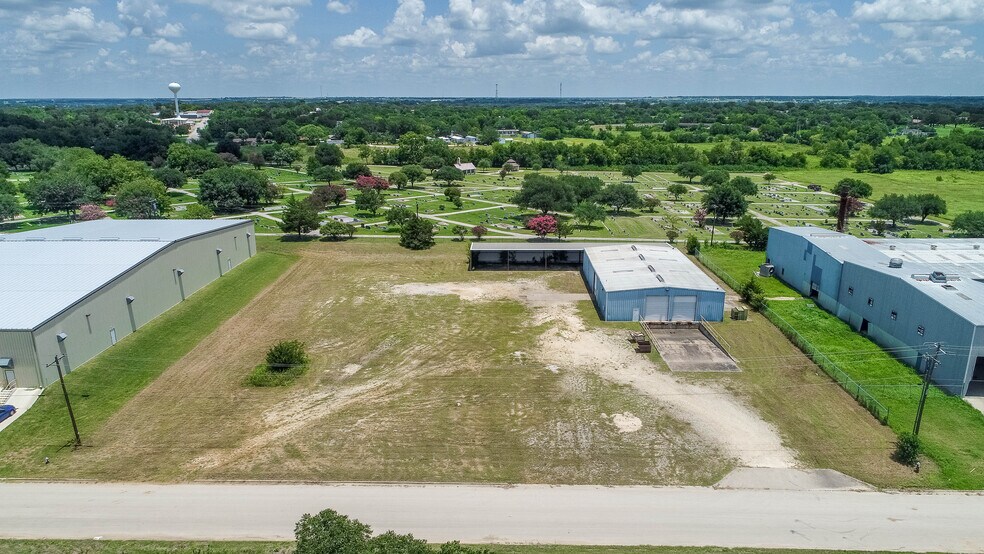 335 Nagel dr, Caldwell, TX à louer - Photo de l’immeuble – Image 2 sur 18