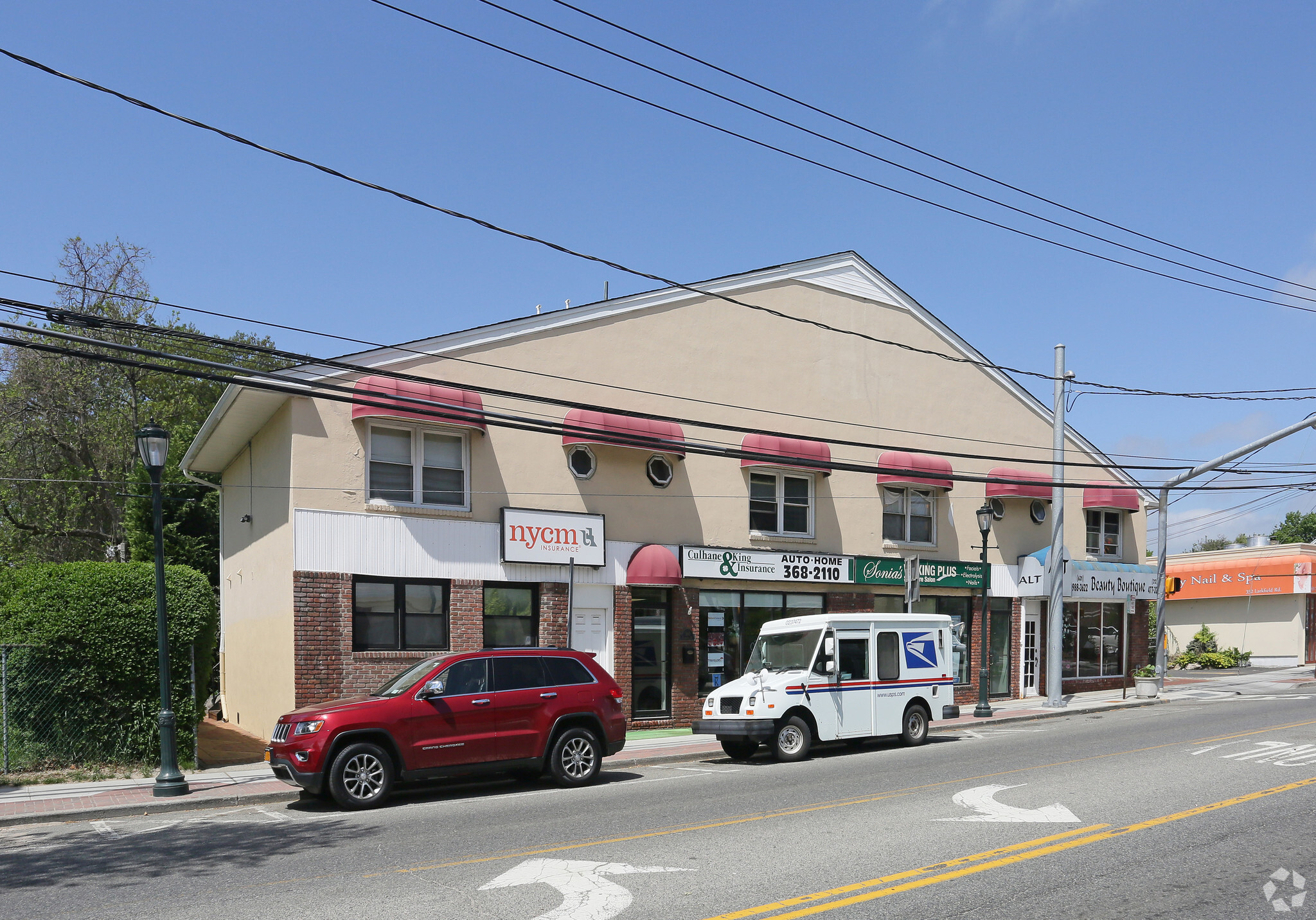 360 Larkfield Rd, East Northport, NY à louer Photo principale– Image 1 sur 52