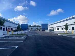 11550 NW 124th St, Medley, FL à louer Photo de l’immeuble– Image 2 sur 3