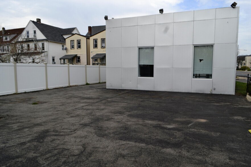 10 Robertson Ave, White Plains, NY à louer - Photo de l’immeuble – Image 3 sur 7