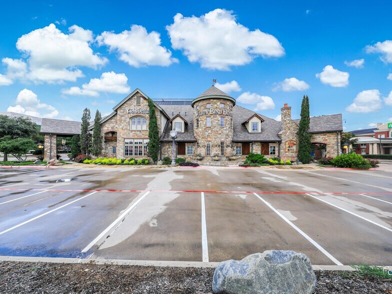 3001 Dallas Pky, Plano, TX à vendre - Photo de l’immeuble – Image 1 sur 17