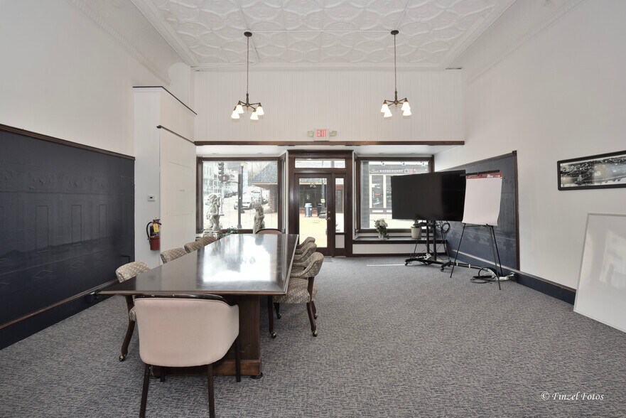 20 Douglas Ave, Elgin, IL à vendre - Photo de l’immeuble – Image 3 sur 6