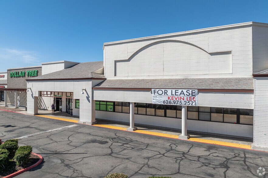 Lakeshore Village Marketplace portefeuille de 3 biens à vendre sur LoopNet.fr - Photo principale – Image 1 sur 3