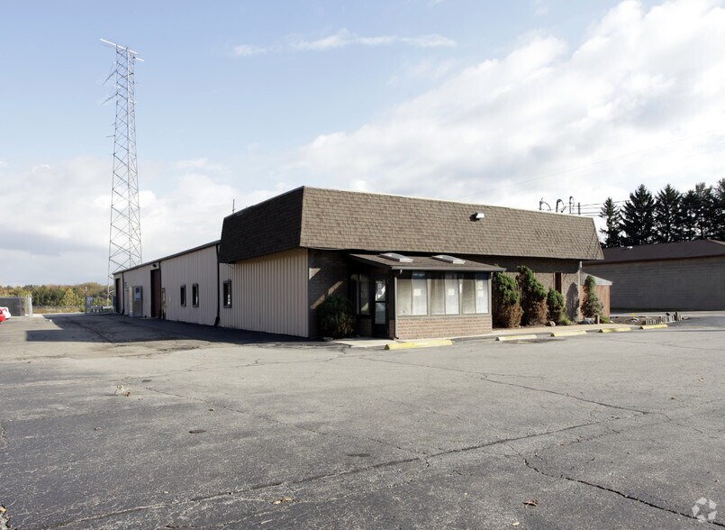 535 E Turkeyfoot Lake Rd, Akron, OH à vendre - Photo de l’immeuble – Image 3 sur 6