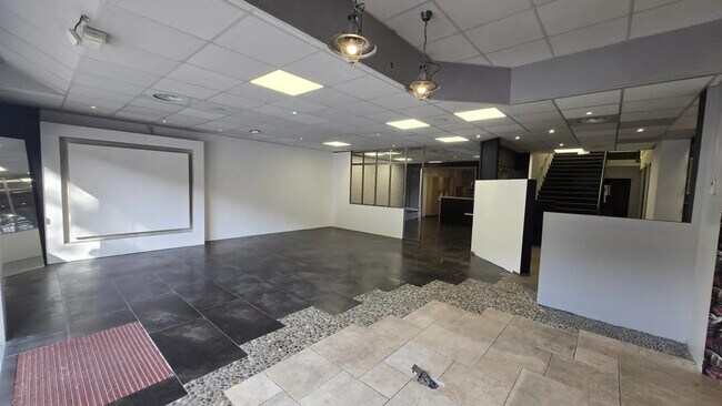 Plus de détails pour Local commercial à louer