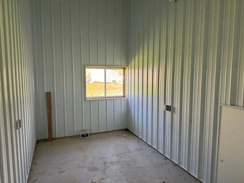 2359 Coolidge Rd, Barryton, MI à vendre - Photo intérieure – Image 2 sur 4