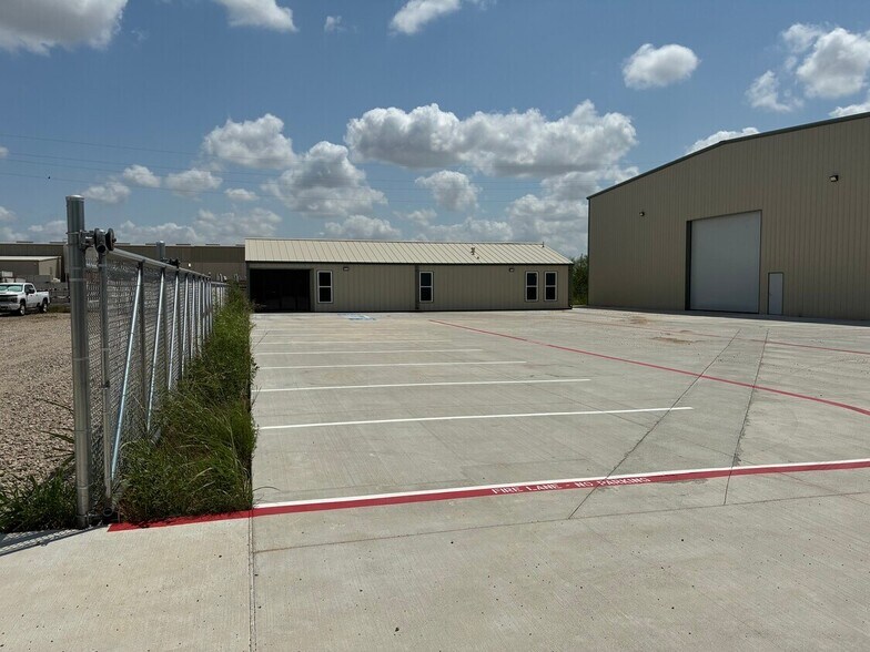 34277 Sunset Ln, Brookshire, TX à louer - Photo de l’immeuble – Image 2 sur 4