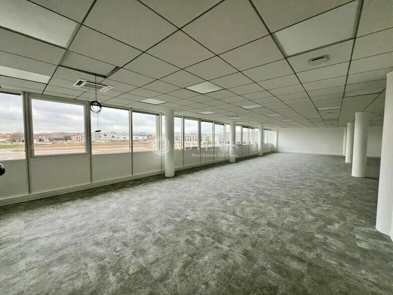 Bureau dans Argenteuil à louer - Photo de l’immeuble – Image 2 sur 9