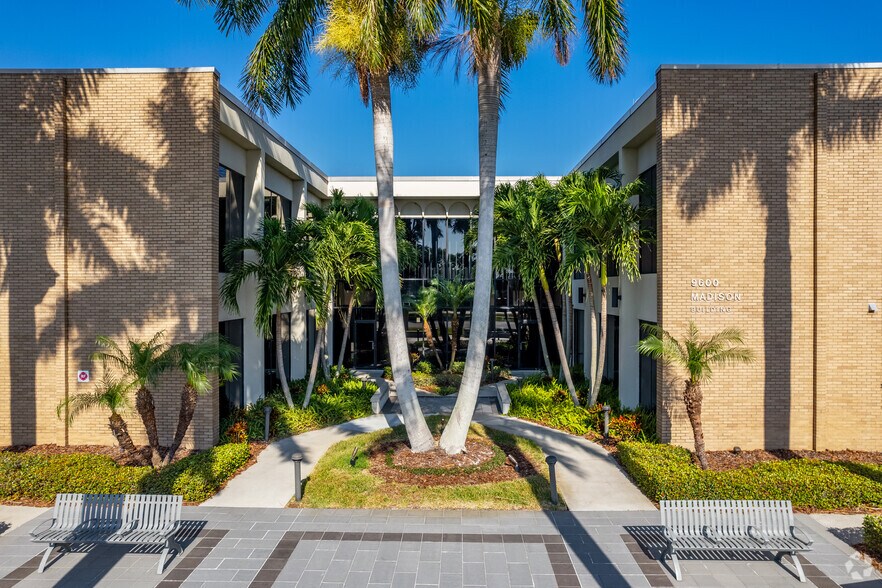 9600 Koger Blvd N, Saint Petersburg, FL à louer - Photo de l’immeuble – Image 3 sur 6