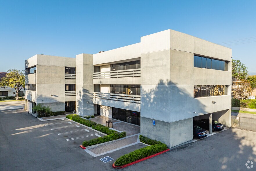 1600 E 4th St, Santa Ana, CA à louer - Photo de l’immeuble – Image 1 sur 11