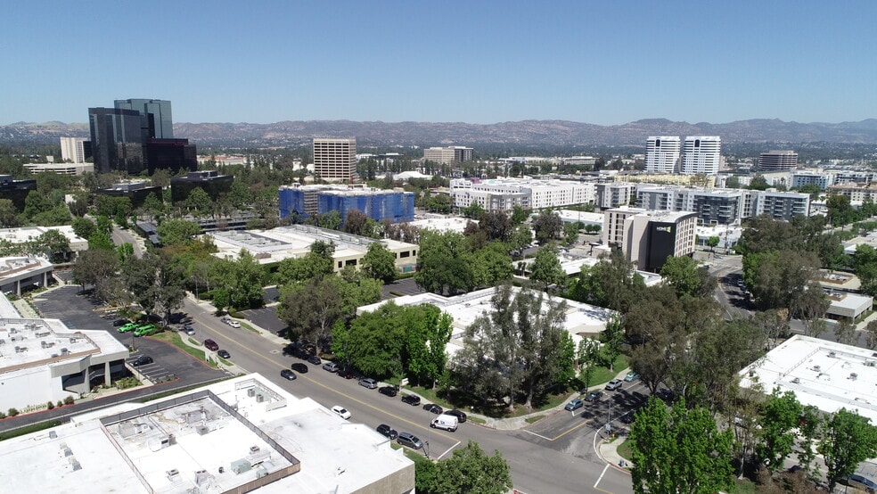 21255 Califa St, Woodland Hills, CA à vendre - Photo de l’immeuble – Image 2 sur 7