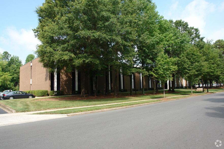 5624 Executive Center Dr, Charlotte, NC à louer - Photo de l’immeuble – Image 2 sur 2