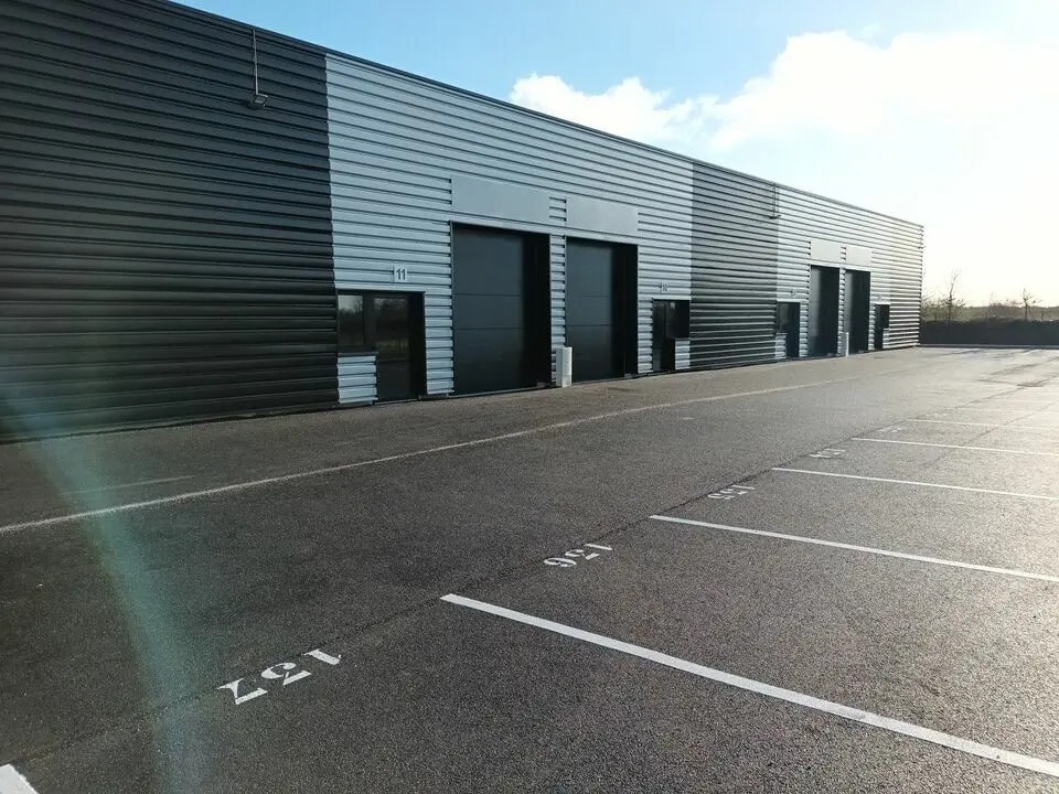 Local d’activités dans Dieppe à louer Photo de l’immeuble– Image 1 sur 7