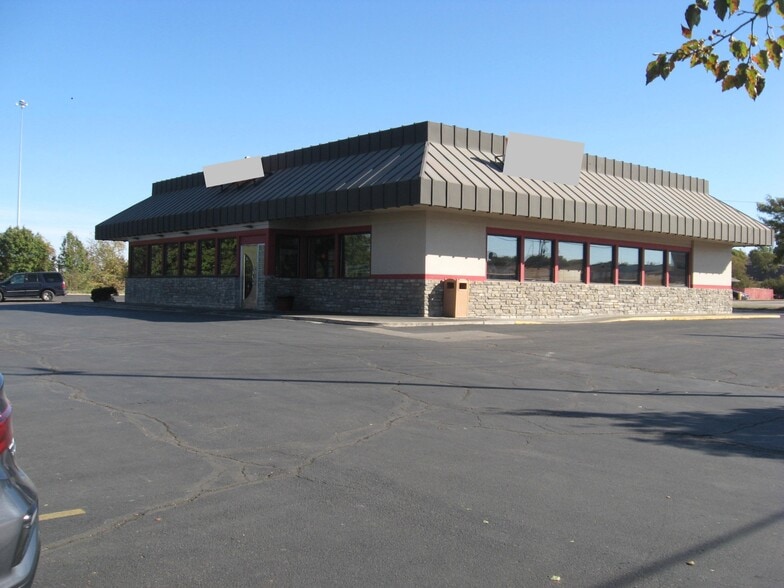 1500 SW Wanamaker Rd, Topeka, KS à vendre - Photo principale – Image 1 sur 2