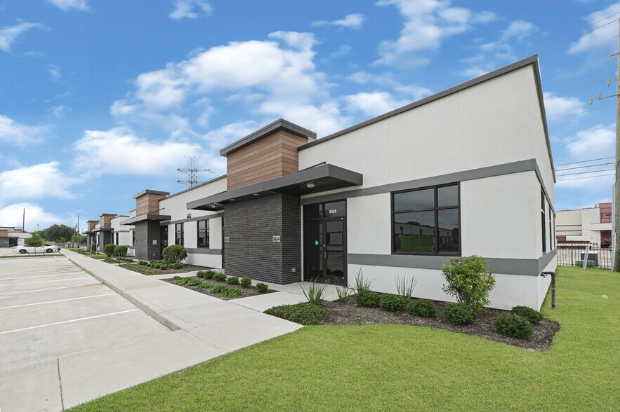 4708 Sugar Grove Blvd, Stafford, TX à louer - Photo de l’immeuble – Image 2 sur 4