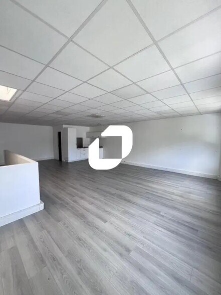 Local d’activités dans Gretz-Armainvilliers à louer - Photo de l’immeuble – Image 3 sur 3