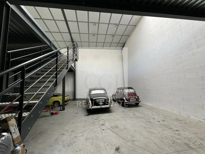 Bureau dans La Tour-de-Salvagny à louer - Photo de l’immeuble – Image 2 sur 7