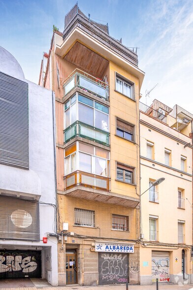 Immeuble residentiel dans L'Hospitalet de Llobregat, Barcelona à vendre - Photo principale – Image 1 sur 1