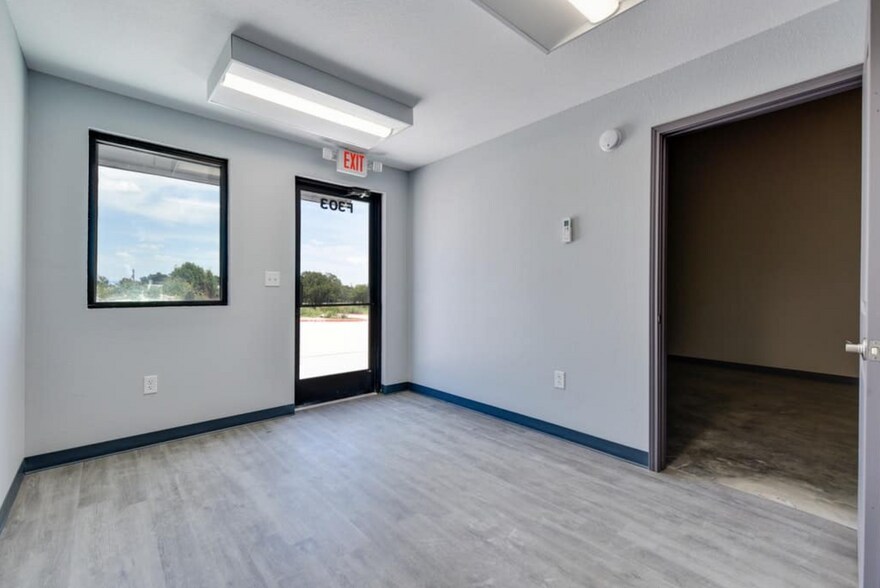 10921 E Crystal Falls Pkwy, Leander, TX à louer - Photo de l’immeuble – Image 2 sur 9