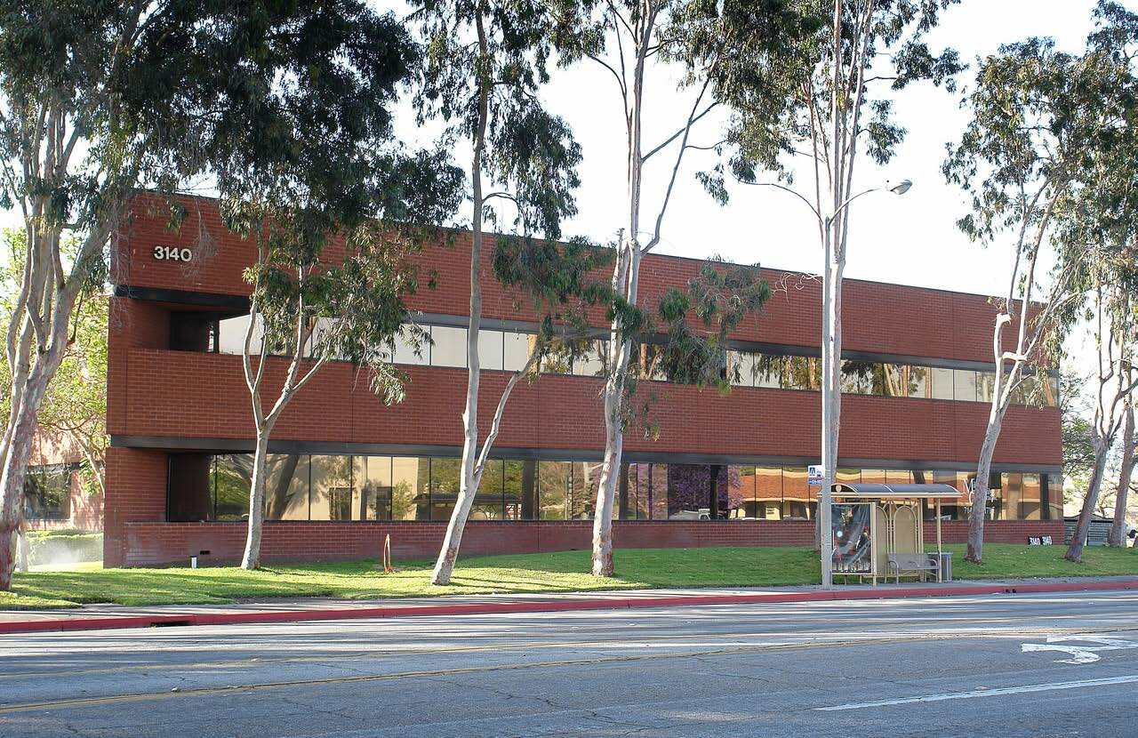 3140 Red Hill Ave, Costa Mesa, CA à louer Photo de l’immeuble– Image 1 sur 2