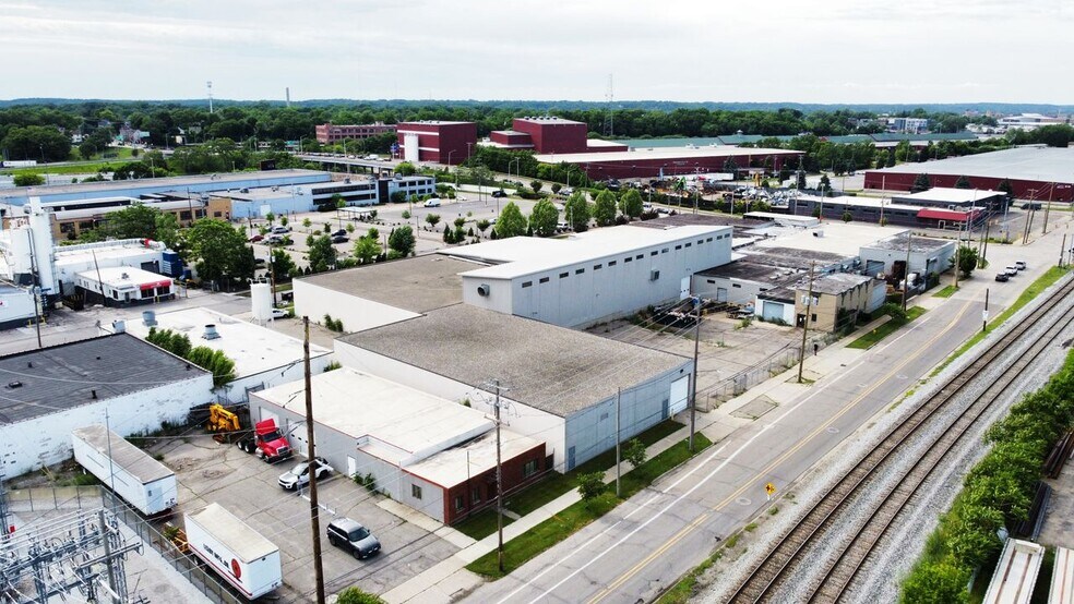 210 Hall St SW, Grand Rapids, MI à vendre - Photo de l’immeuble – Image 2 sur 10