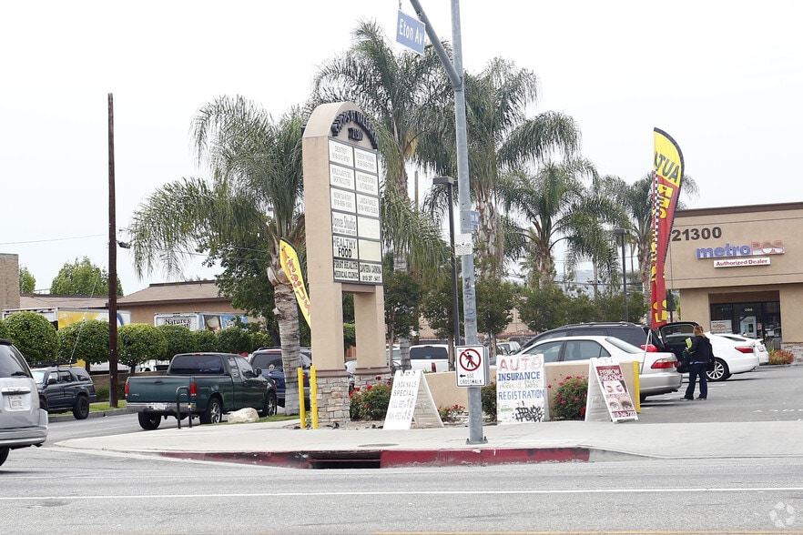 21300 Sherman Way, Canoga Park, CA à louer - Photo de l’immeuble – Image 3 sur 4
