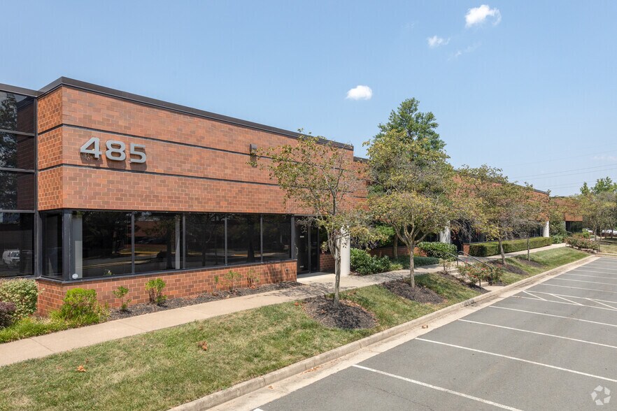 450 Spring Park Pl, Herndon, VA à louer - Photo de l’immeuble – Image 3 sur 30