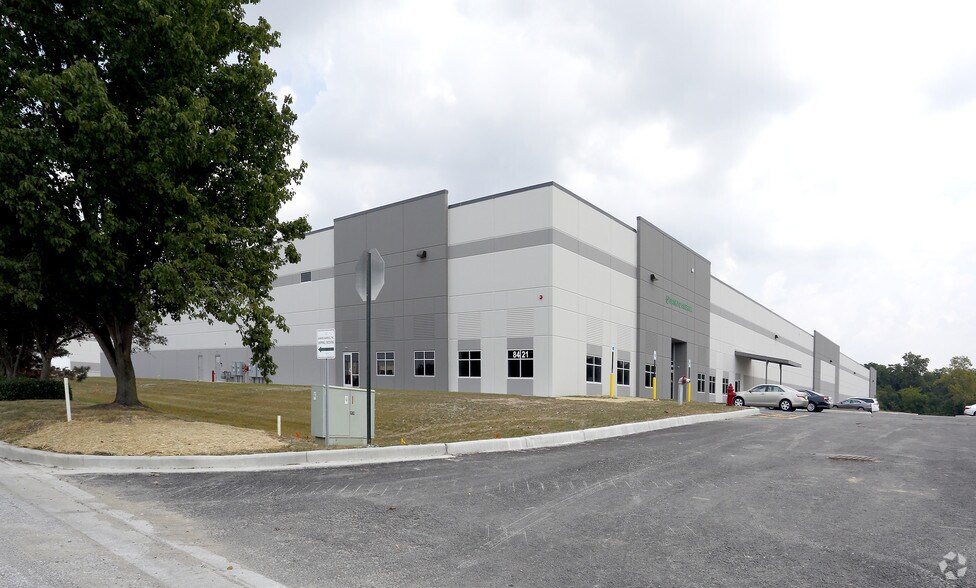 8421 Bearing Dr, Indianapolis, IN à louer - Photo de l’immeuble – Image 3 sur 7
