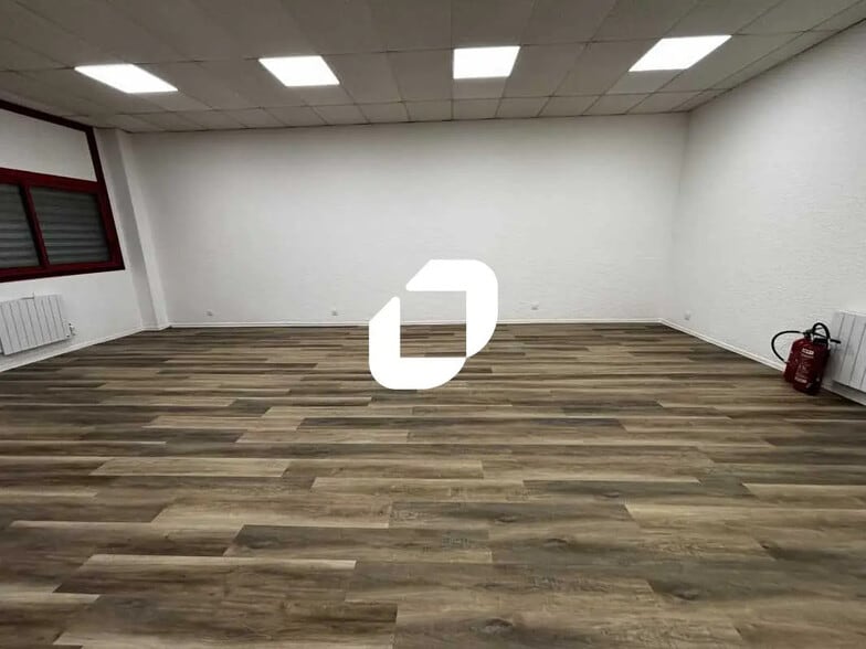 22 Bis Rue Des Malines, Lisses à louer - Photo de l’immeuble – Image 2 sur 9