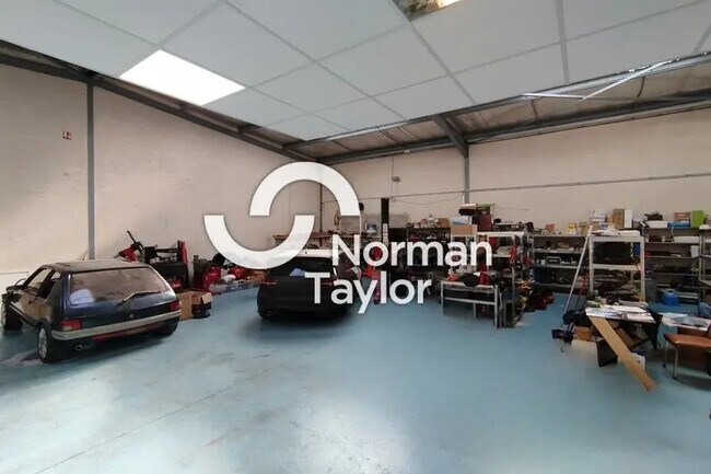 Plus de détails pour Local d'activités à louer