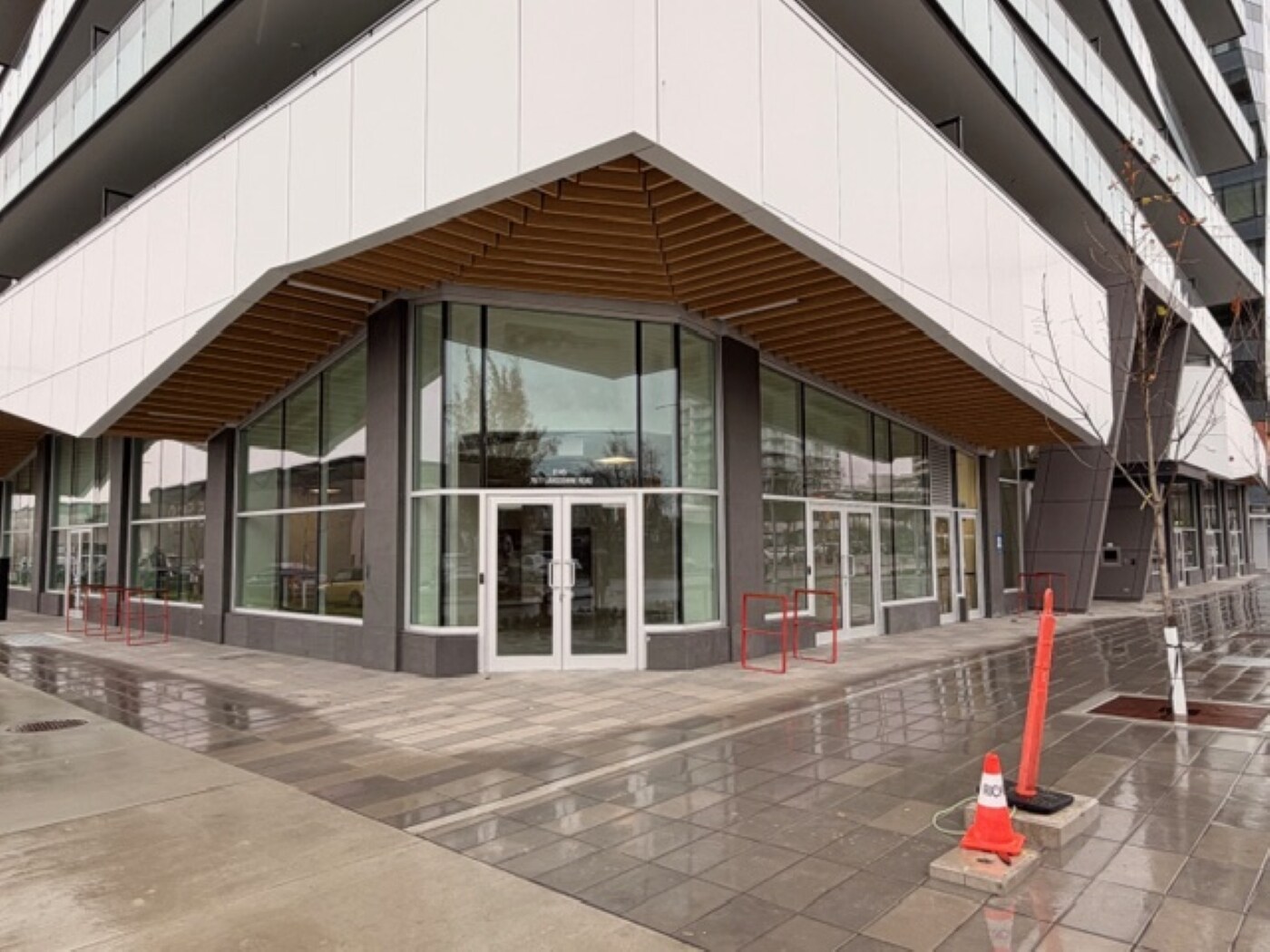 7977 Lansdowne Rd, Richmond, BC à louer Photo principale– Image 1 sur 7