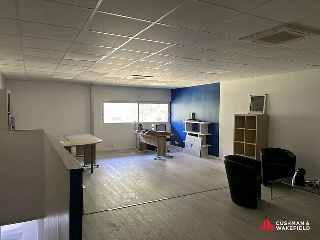 Plus de détails pour Local d'activités à louer