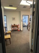 2120 Kensington Rd NW, Calgary, AB à louer Photo intérieure– Image 2 sur 4