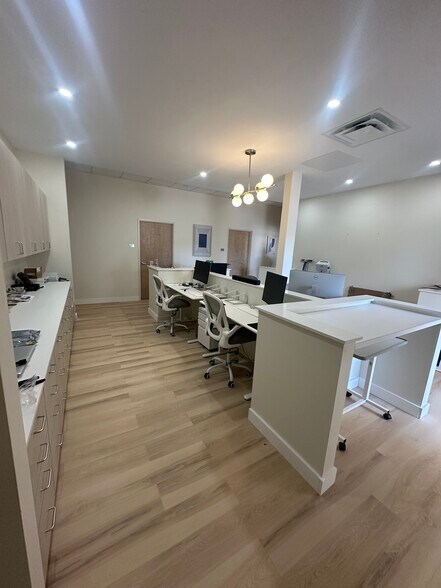 8303 N Stemmons Fwy, Dallas, TX à louer - Photo de l’immeuble – Image 2 sur 9