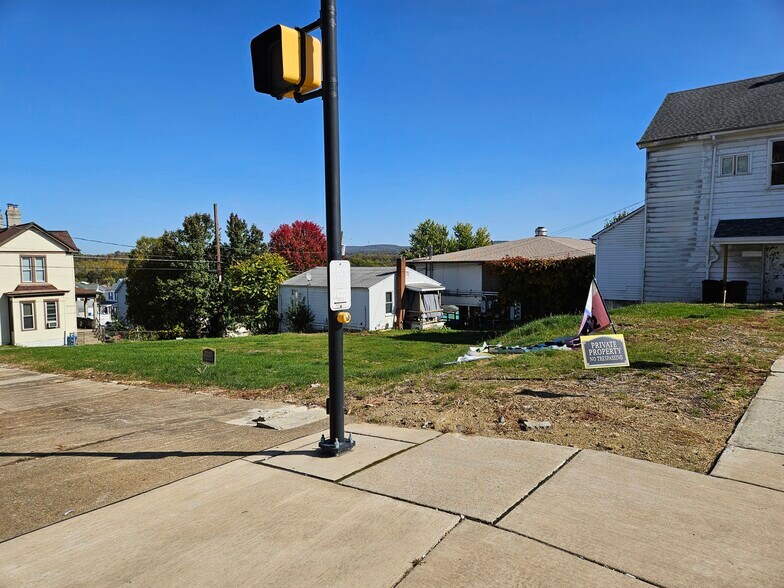 462 W Main St, Mount Pleasant, PA à louer - Photo de l’immeuble – Image 3 sur 9