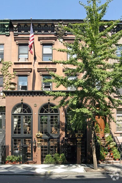 365-367 W 46th St, New York, NY à louer - Photo de l’immeuble – Image 2 sur 45