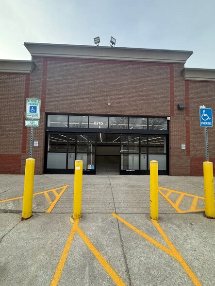 8715 3rd Street Rd, Louisville, KY à louer - Photo de l’immeuble – Image 3 sur 10