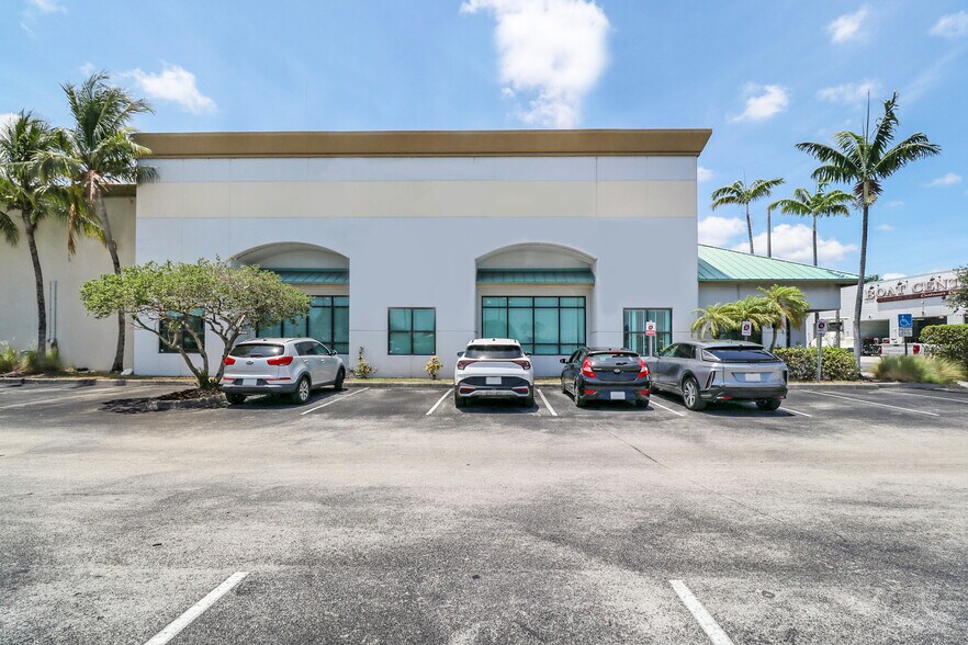 180 Gulf Stream Way, Dania Beach, FL à louer - Photo de l’immeuble – Image 2 sur 34