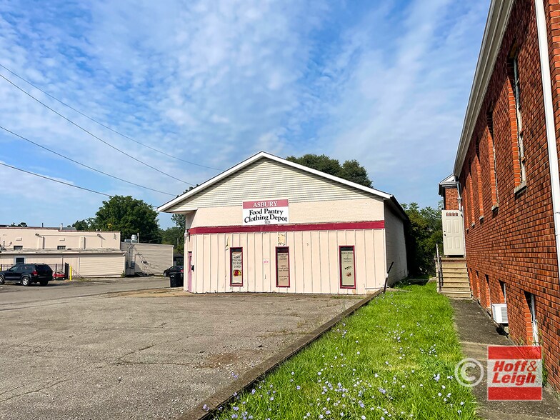 Church and Retail Building For Sale portefeuille de 2 biens à vendre sur LoopNet.fr - Photo principale – Image 2 sur 5