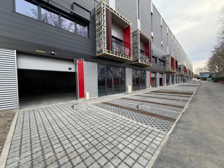 Local d’activités dans Bobigny à louer - Photo de l’immeuble – Image 1 sur 4