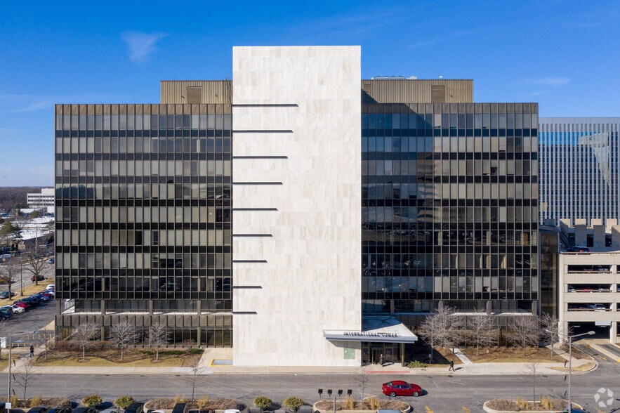 8550 W Bryn Mawr Ave, Chicago, IL à louer - Photo de l’immeuble – Image 2 sur 20