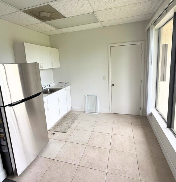 5031 SE Federal Hwy, Stuart, FL à louer - Photo intérieure – Image 2 sur 5